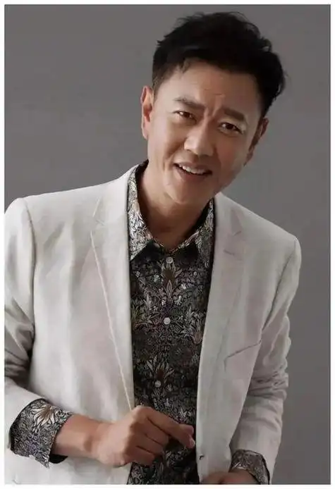 "最贵龙套"冯嘉怡:身为富豪爱演戏,片酬不够车油钱,只为过瘾