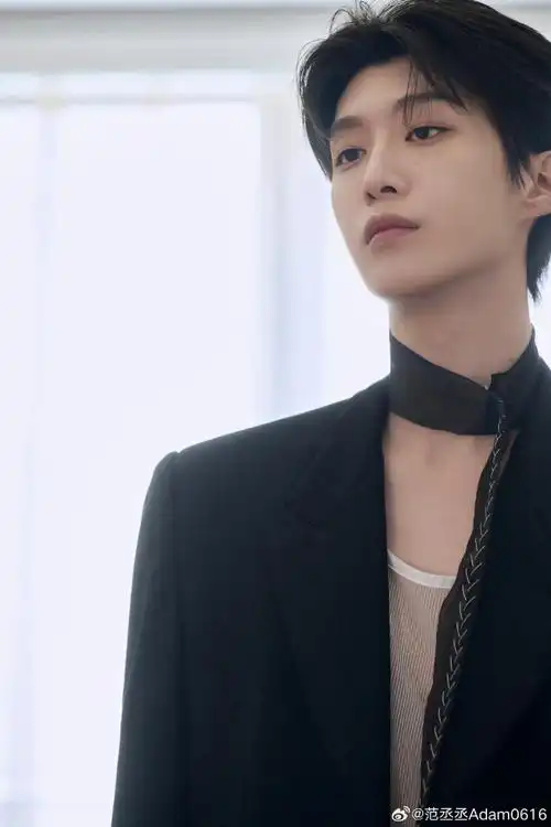 范丞丞黑色镂空西装