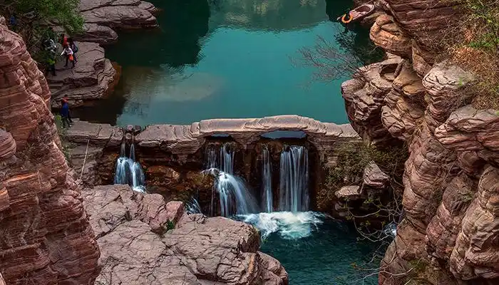 泉眼无声惜细流,树荫照水爱晴柔的意思 泉眼无声惜细流,树荫照水爱晴