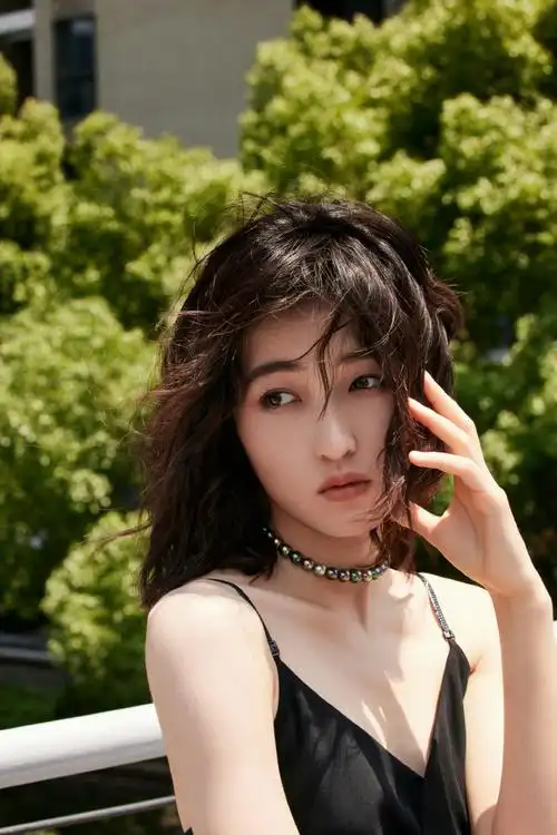 张子枫超话今日#微博电影之夜#造型图集,一袭黑色吊带长裤搭配微微