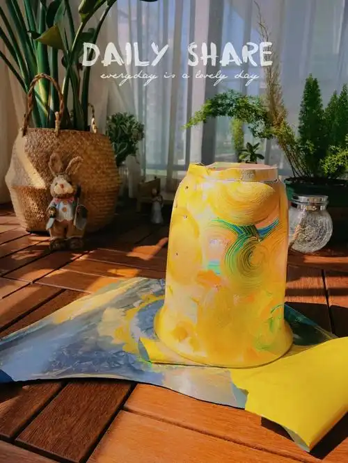 惦记着最近买的几个素色紫砂花盆和陶盆于是拿出画笔,马上作画嘿嘿嘿