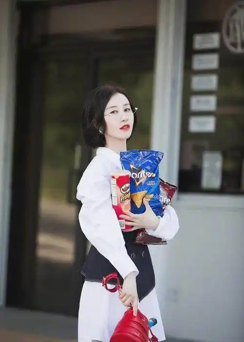 "说完了短发造型,给大家也说说"舒畅"的衣服搭配上的改变,发型改变