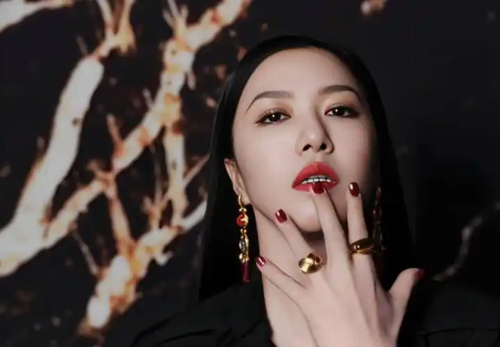 原来是他娶了谭维维!被誉为"不老男神",曾在海拔5600米上求婚