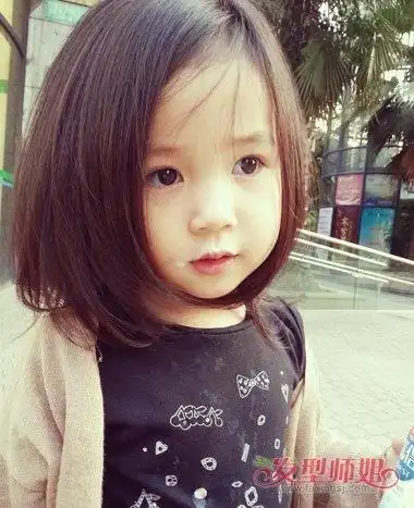 3岁女童偏分包脸中长发发型齐肩发的女孩子,梳偏分的发型之后,头发尾