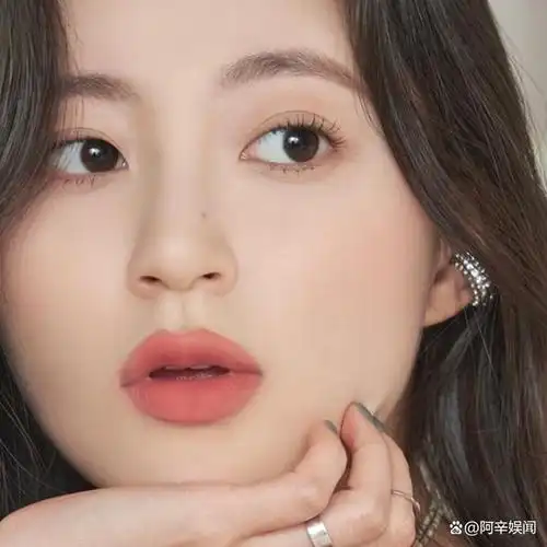 有时候化完妆显老,其实是因为「妆面太满」,留心观察一下妆容,是不是