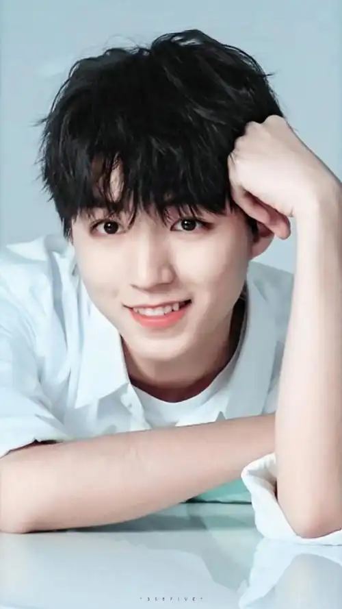 好会宣传的小男孩~[送福]  同时也期待一下我们演员王俊凯的待映作