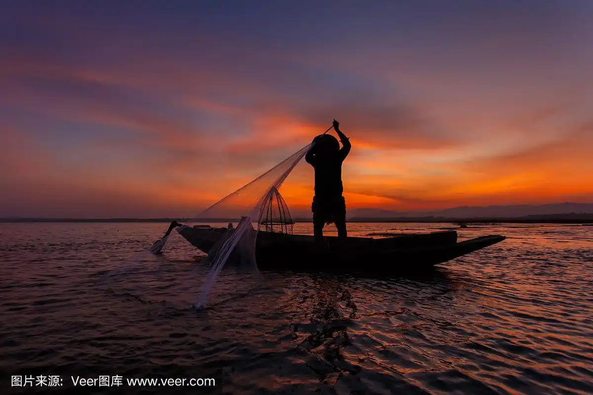 传统渔民撒网捕鱼的剪影