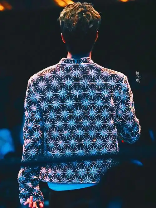 感受一下王一博超绝背影鲨,太平洋宽肩很有安全