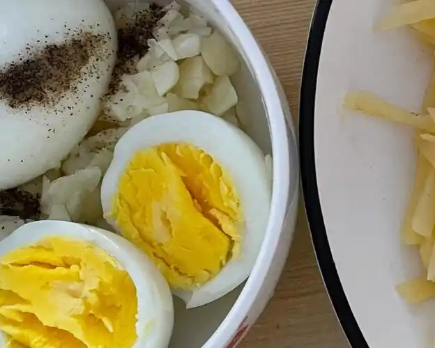 减脂期懒人午餐蛋拌蒜富含蛋白质的食物