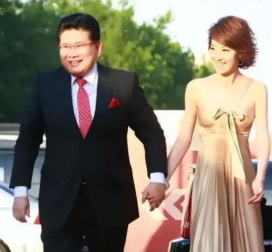 回顾主持人王冠两次从央视消失与曹可凡传绯闻今未婚也幸福