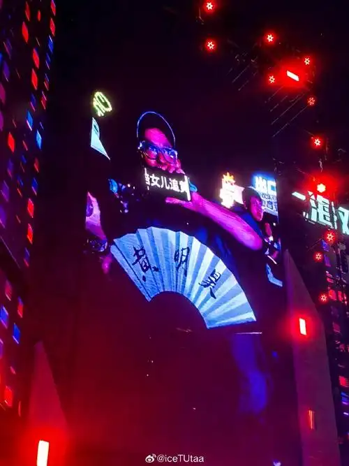 黄明昊 上海欢乐谷电音节#夜空下的若芽海还有好多陪着女二来看的