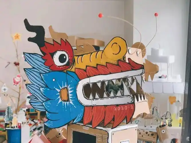 全家人一起用纸箱来做几个舞狮舞龙玩,过一种有仪式感的节日.