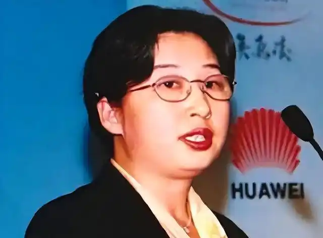 身着一袭红裙,面带笑容,仪态端庄,胸前佩戴国旗徽章的照片刷爆网络