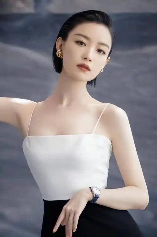 女明星冬天走红毯不容易,倪妮亮相兰蔻活动,被冻得瑟瑟发抖_时尚_态度