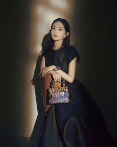 被粉丝突然搂腰抱住,但顺势轻轻拍了拍女孩的背_赵丽颖_迪奥_路飞吧