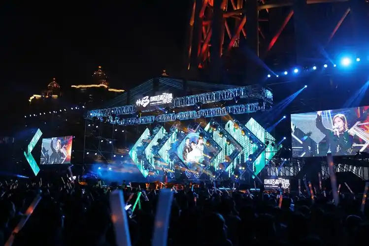 张靓颖,周柏豪与杨千嬅隔江battle!多益网络这场演唱会燃爆了 |-娱乐