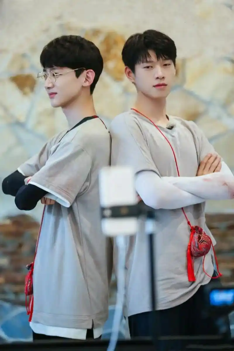 白敬亭与魏大勋组成的"山花组合"可谓颜值与身材俱佳,一同亮相的幻骀