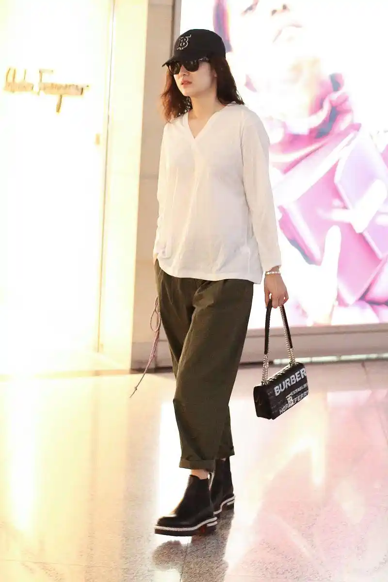 以上关于宋佳的3套穿搭,虽然选款都很普遍,但是对于日常穿搭却比起