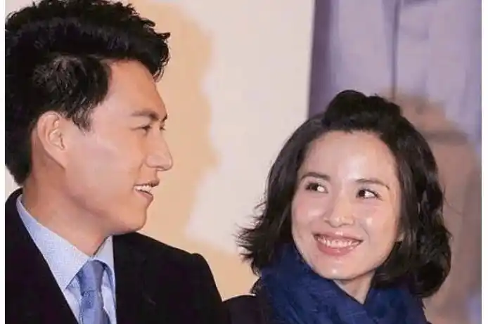 李佳二婚嫁给靳东,如今43一家四口幸福美满!