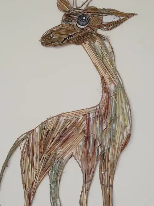 珊瑚社区幼儿园线状材料环创活动