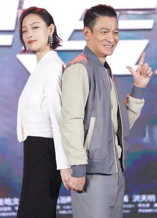 拆弹专家2亮相第33届金鸡奖刘德华戴假肢拆核弹0202倪妮单手扛起8