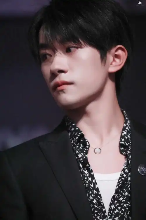 易烊千玺超话2020 /0803 /200803first青年影展闭幕式珍珠质地#四字