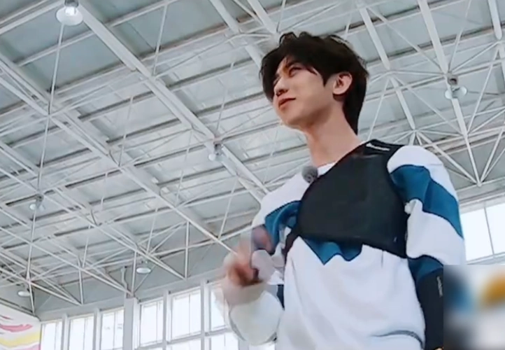 奔跑吧预告曝光蔡徐坤贴脸射箭太帅气看清成绩后太惊讶了