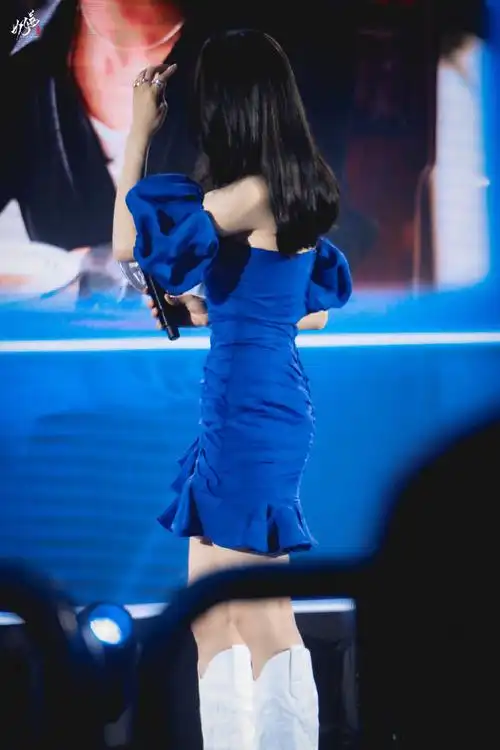 宋茜跪在地上和粉丝合影