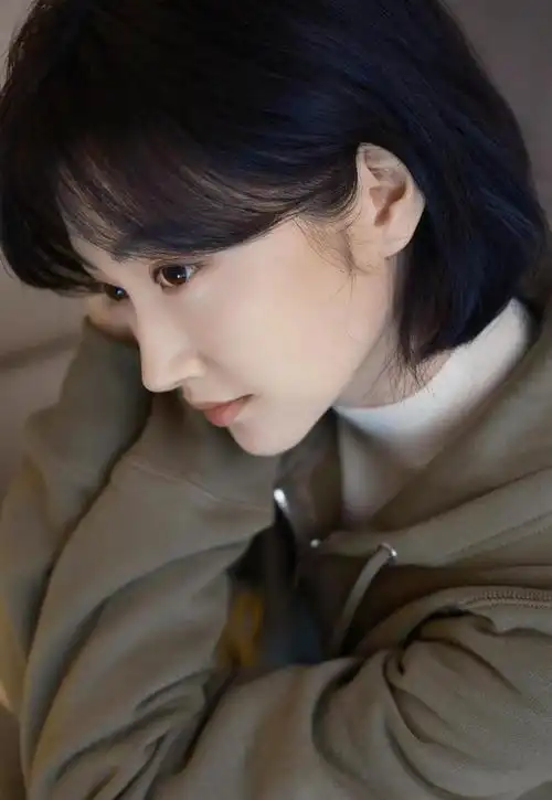 美女演员景甜今日最新营业照出炉啦短发也好美