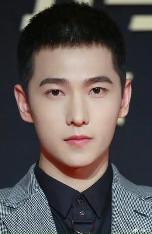 男生寸头可以有多帅#请接收来自杨洋的寸头暴击~据说寸头是检验帅哥