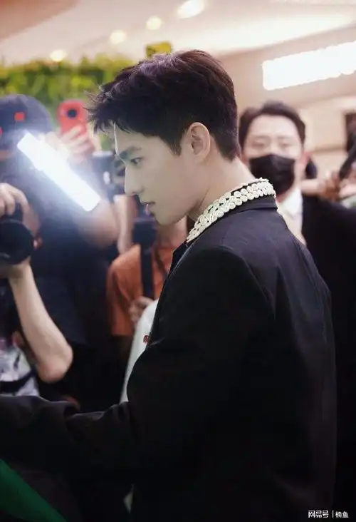 杨洋现身南京参加活动穿黑色西装宛如贵公子生图状态好迷人