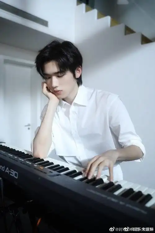 宋亚轩的手好绝##宋亚轩手指线条