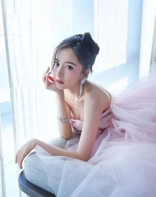 杨幂超话#腾讯视频星光大赏#@杨幂"蝴蝶生花"出发look1到,在极致梦幻