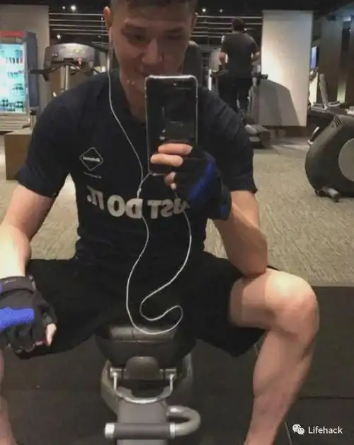 而这些年来,冯绍峰一直都坚持健身的习惯,尽管没有练出大块头肌肉,但