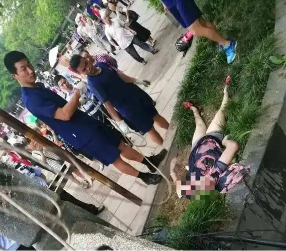 外面有群众发现河面浮现一尸体,立即报警,随后警方赶到现场组织打捞