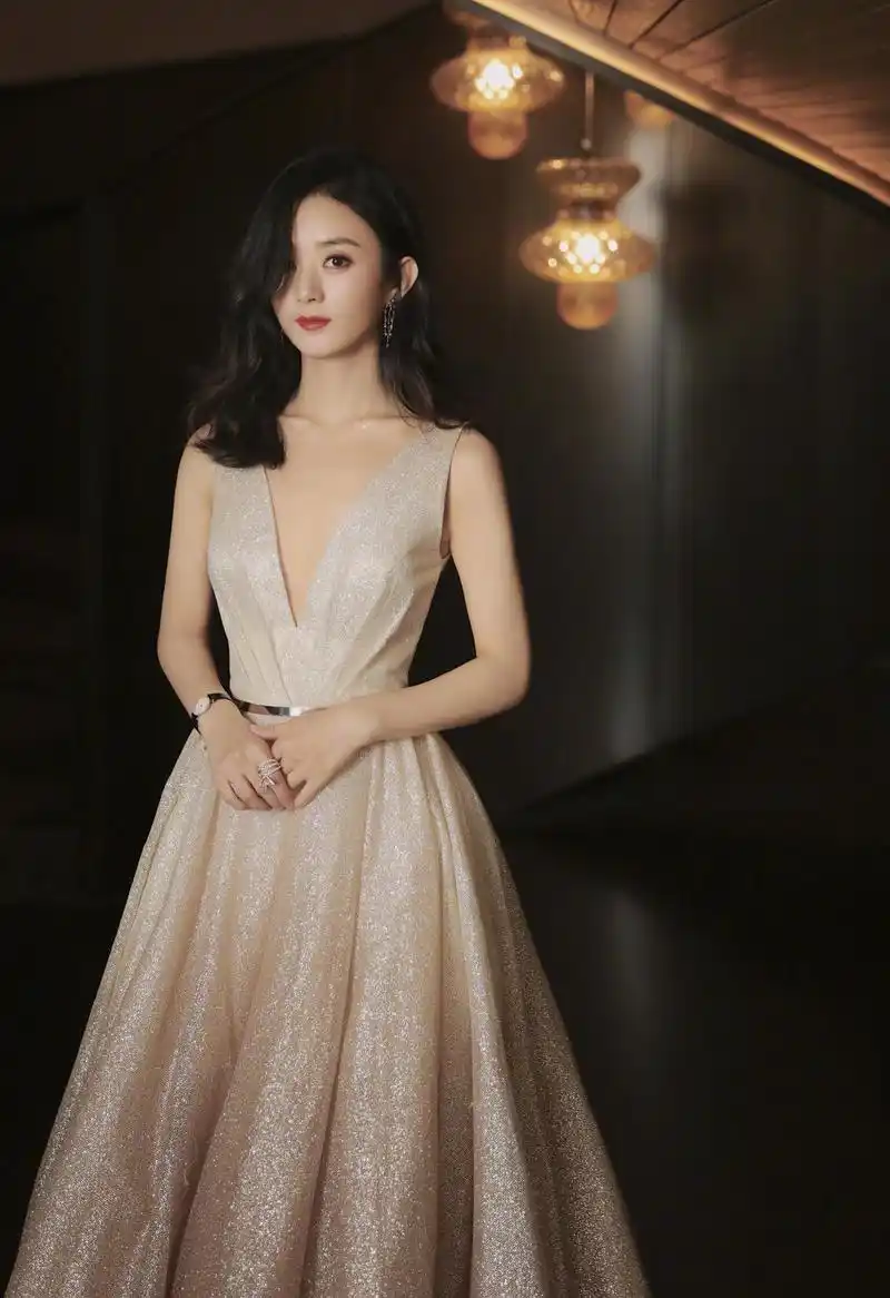 赵丽颖 身穿黑天鹅纱裙亮相活动,升级当妈妈后的颖宝优雅知性,沉稳