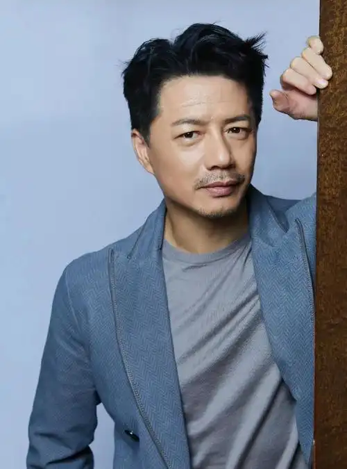 回顾好演员段奕宏38岁娶日籍小师妹成名后哪敢抛弃患难之妻