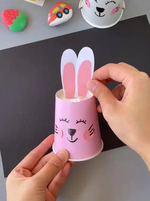用纸杯做一个能跑的可爱小兔子吧!