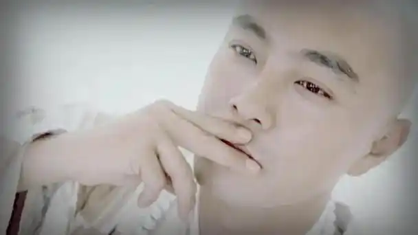 张卫健在剧里面饰演如尘,即使光头素衣都依然掩盖不住他英俊的五官,不