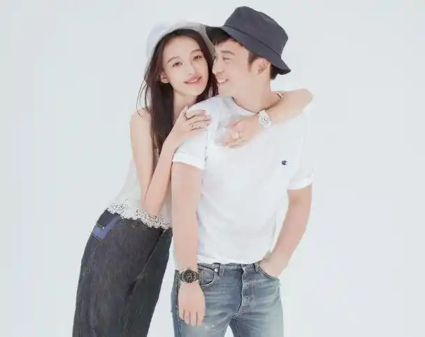 董子健罕晒全家福,凌晨卡点为孙怡庆生,3岁女儿都快到妈妈肩膀|董子健