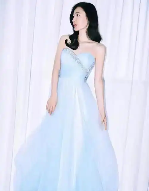 王丽坤品质盛典造型身穿淡蓝色礼服整体来说气质高冷