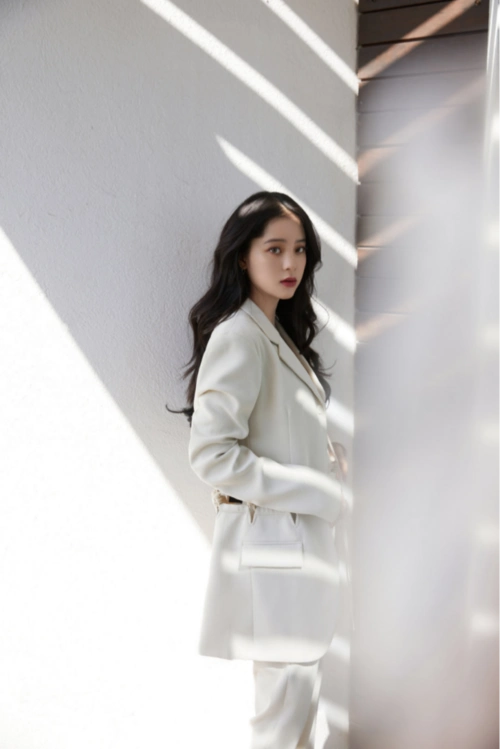 欧阳娜娜穿纯色西装太衬气质了白色西装温柔优雅黑色西装帅气