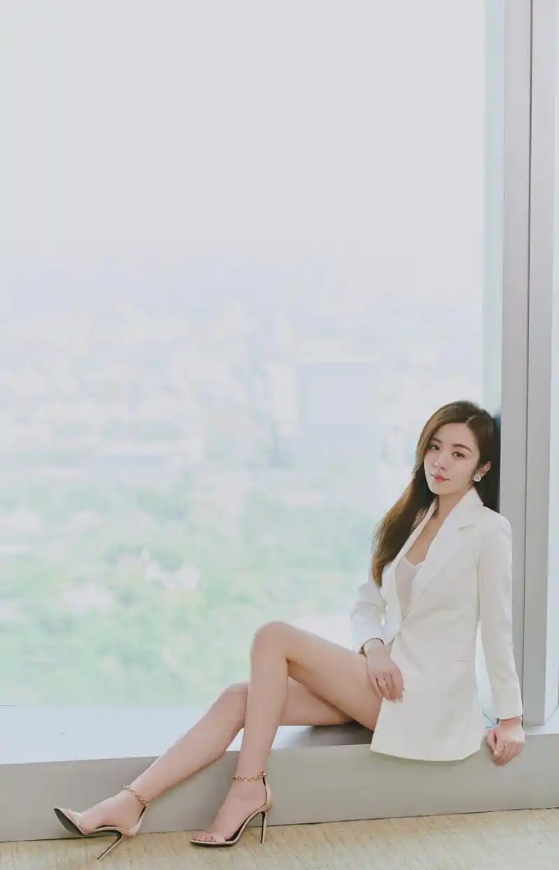 女演员王晓晨清新淡雅活动写真