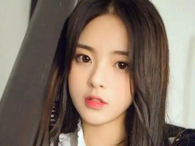 杨超越早期的"打工照"曝光,看起来还是十分的秀气,眉毛抢镜