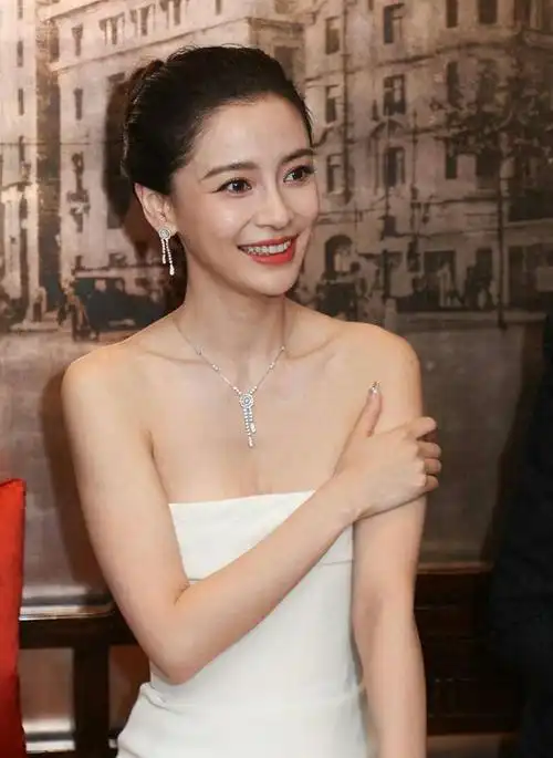 baby高定礼服上热搜惹争议评论区骂声不断网友投诉她违背良俗