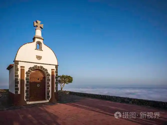 山顶上云端的教堂