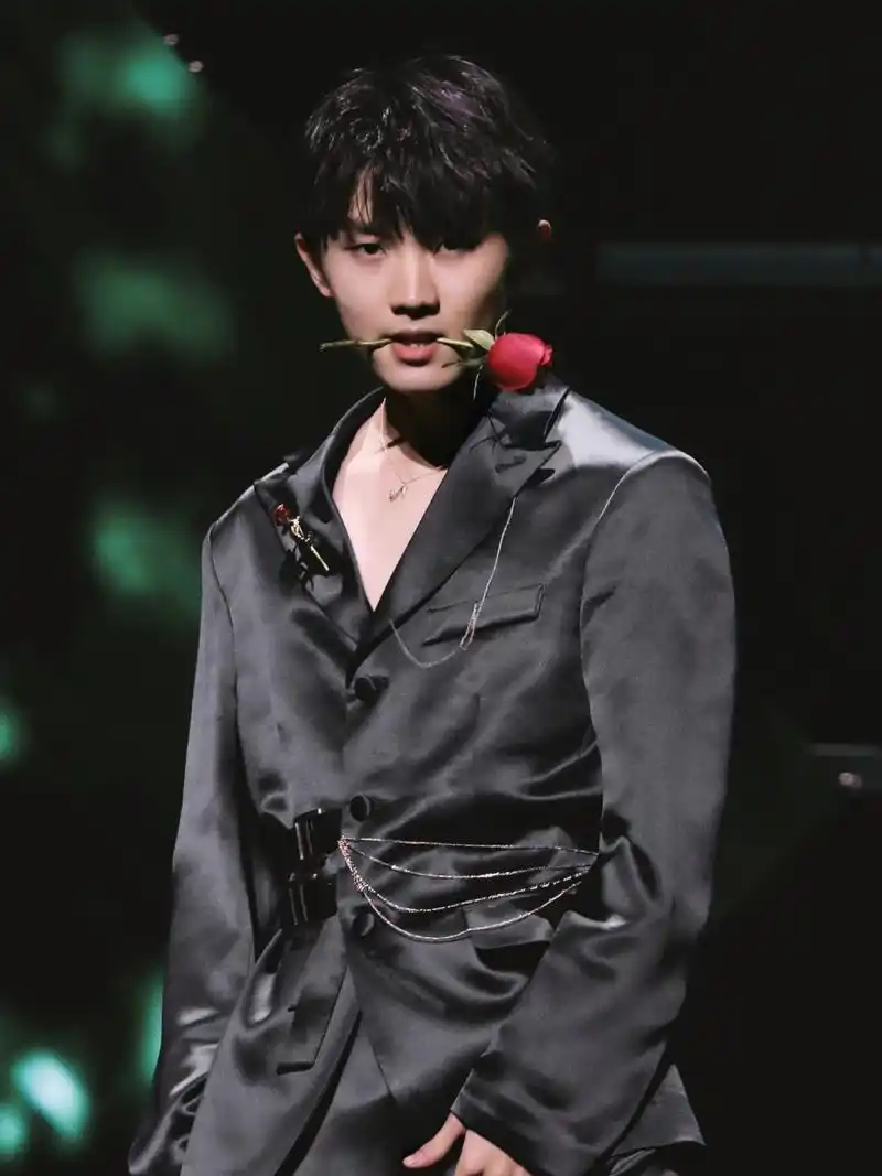 马嘉祺神图90 也不知道从什么时候开始,看到马嘉祺就走不动道,可能