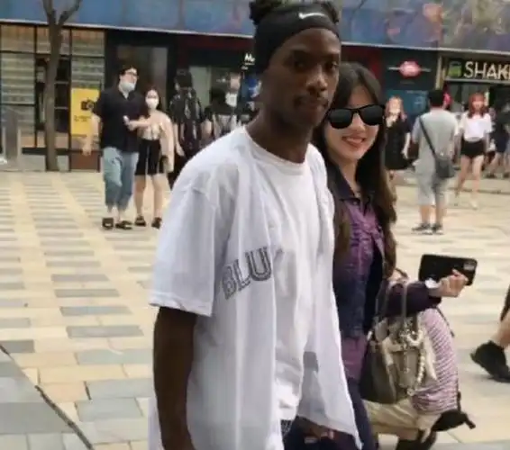 纪实:女子与黑人男友逛街,脸上表情丰富,网友:迟早要分手