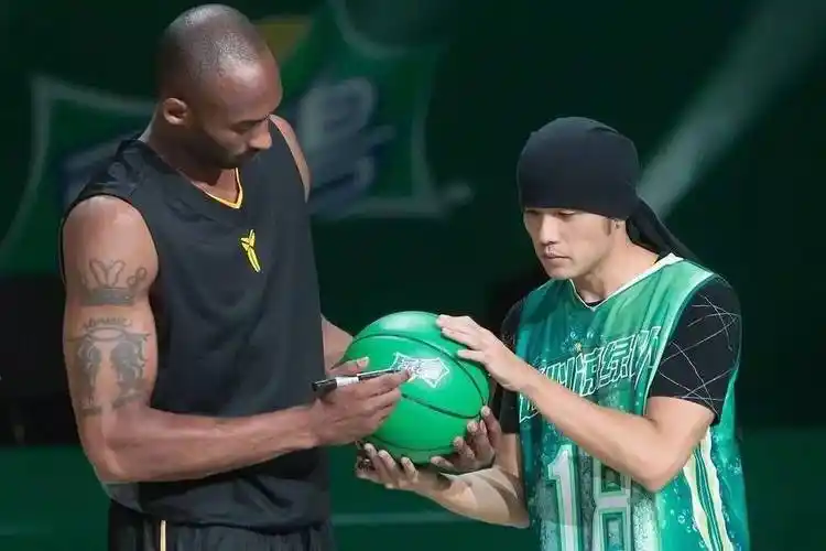 当周杰伦遇上科比会怎样?哎呦不错哦,来看jay的街头篮球一面