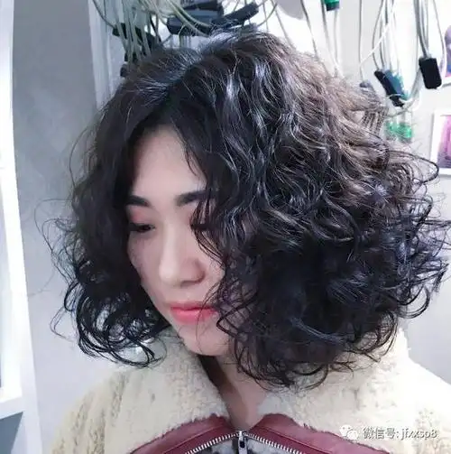 今年流行烫"泰迪卷"